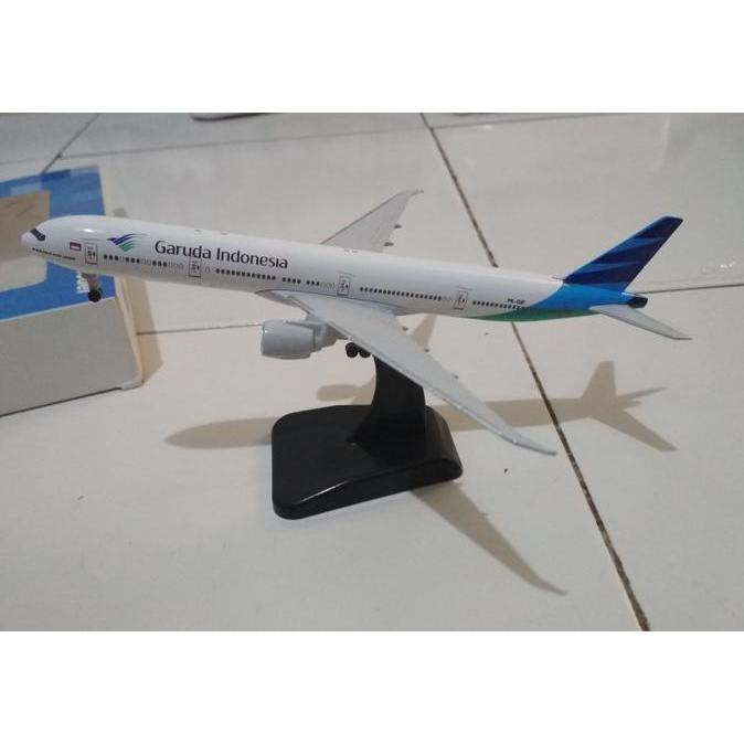 Miniatur Pesawat Garuda Indonesia Boeing 777-300Er (17Cm)