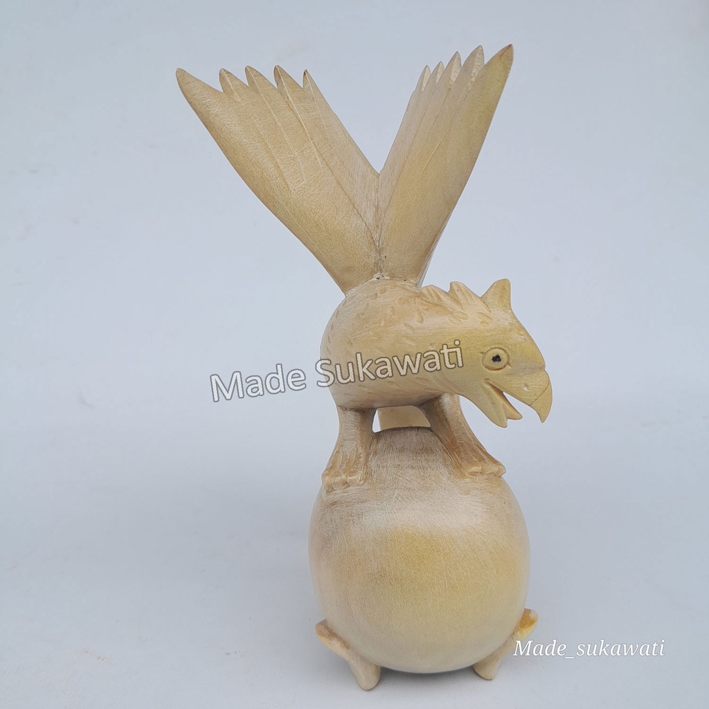 Patung Burung diatas bola kerajinan ukiran kayu handmade bali