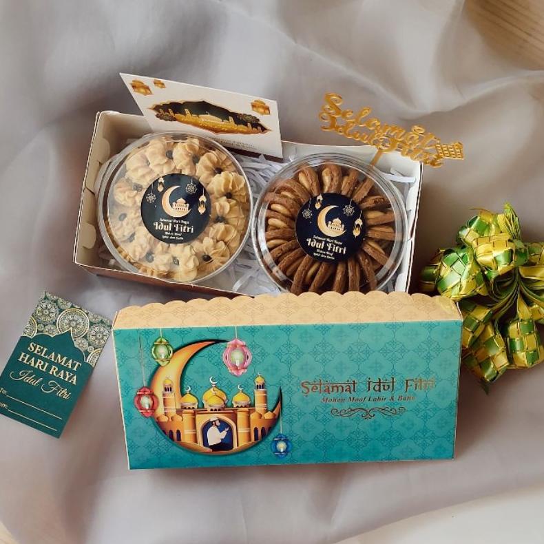 

Produk - Ready Parsel Lebaran Isi 2 Toples | Free Paperbag & Card | Hampers Kue Kering Idul Fitri Pilihan Isi Sagu Keju, Dll Promo Best Seller!!