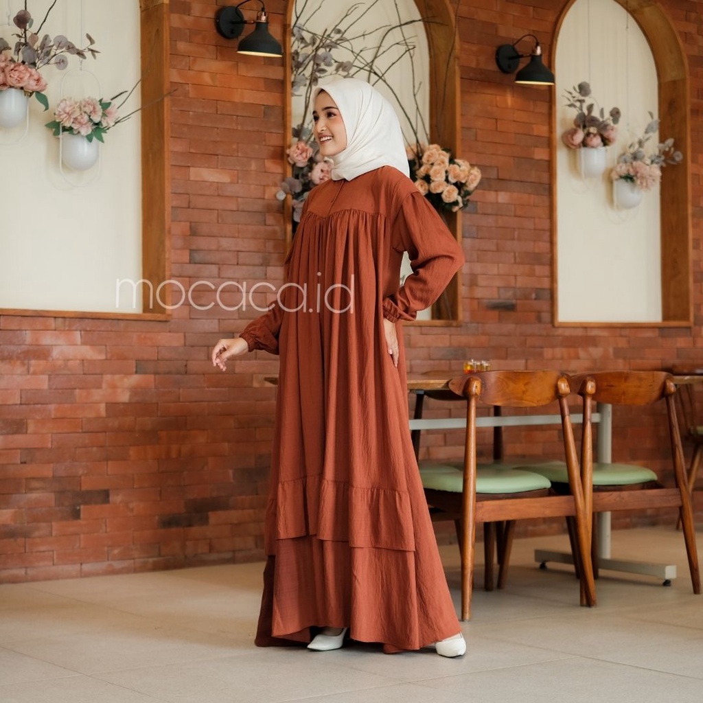 Gamis Lebaran Yumna Dress dari bahan Polo linen kancing busui friendly ada variasi remple di pundak dan rok saku lengan karet - teracota merah bata