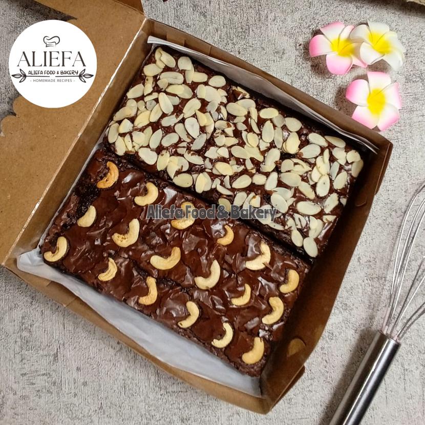 

Gluten Free Fudgy Brownies Premium 20x20