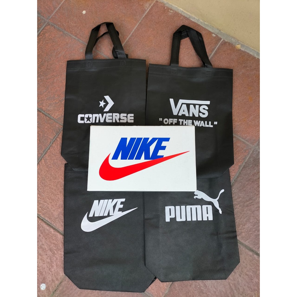 

KADO HADIAH TAS GOODIE BAG UNTUK KARDUS BOX SEPATU NIKE SOVENIR BELANJA BUNGKUS