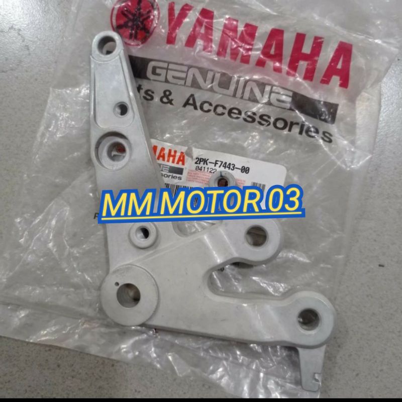Breket dudukan footstep step depan r15 lama v2 kanan ori ygp Yamaha