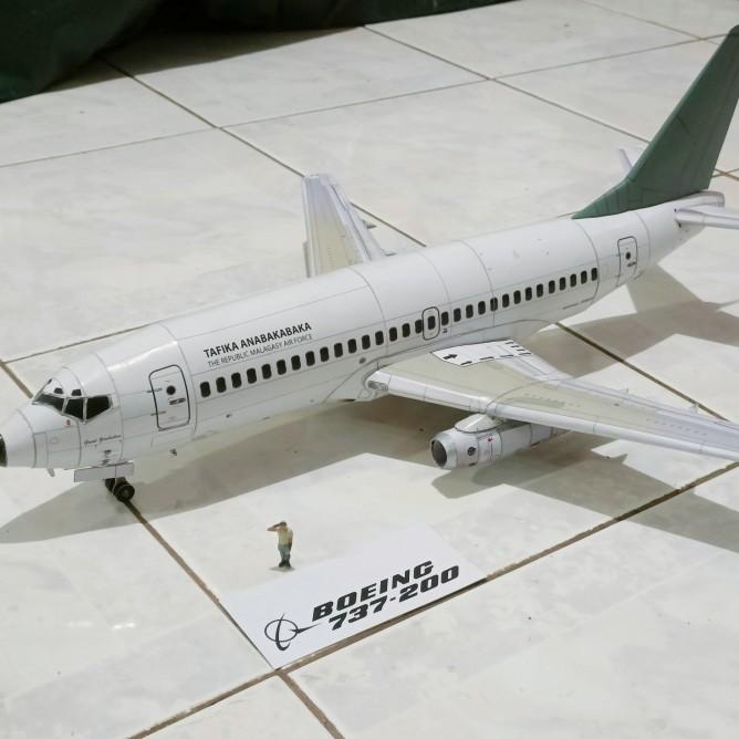 Papercraft Miniatur Pesawat Boeing 737-200 Skala 1/72