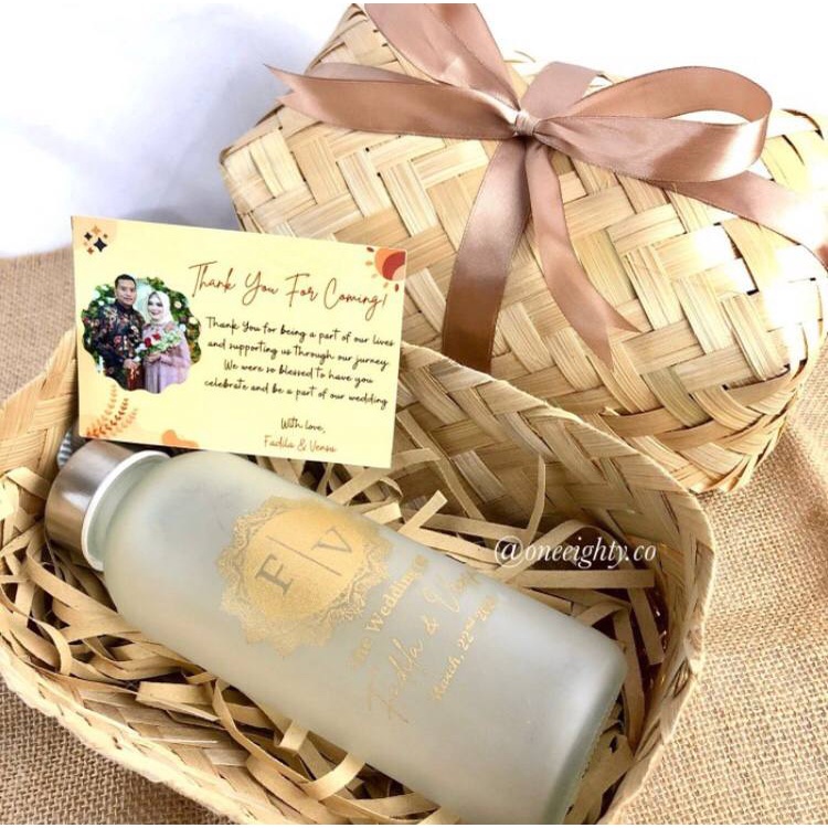 

HAMPERS TUMBLER BOTOL KACA CUSTOM KEMAS BAMBOO BOX PITA SOUVENIR PERNIKAHAN BIRTHDAY ENGAGEMENT ANNIVERSARY WEDDING FAREWELL ULTAH LAMARAN PENGAJIAN TASYAKURAN SYUKURAN KHITANAN BABYBORN AQIQAH RUSTIC GIFT