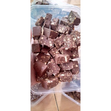 

patahan coklat mede almond