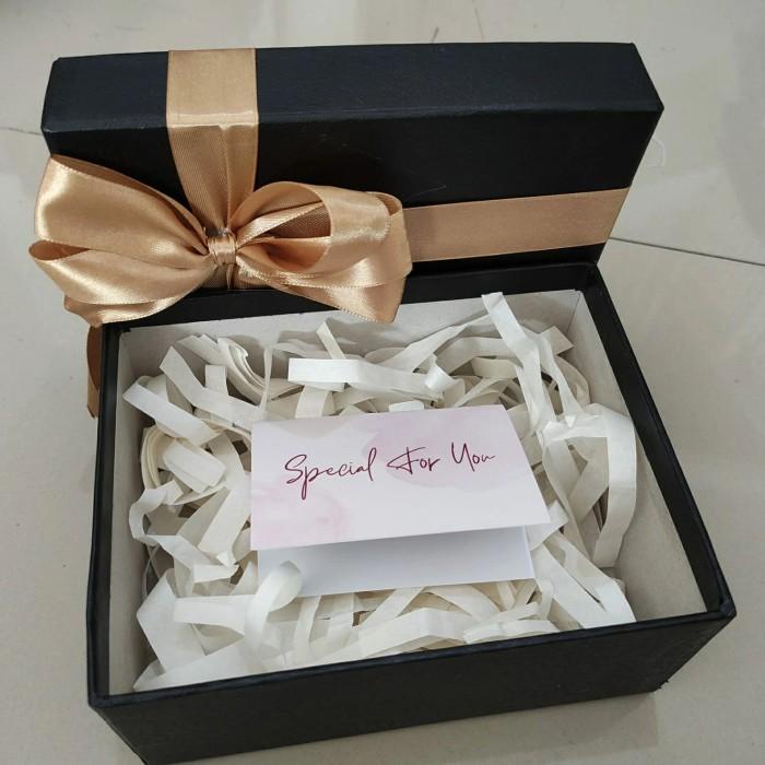 

Kotak Kado Hard Box 17*13*7 Cm Pita Lengkap 064