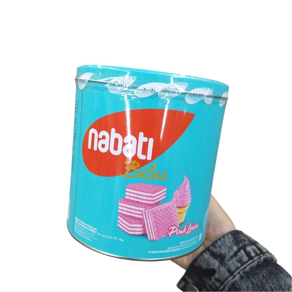 

Wafer Nabati Bites Pink Lava 287gr Makanan Ringan Cemilan Snack Kemasan Kaleng