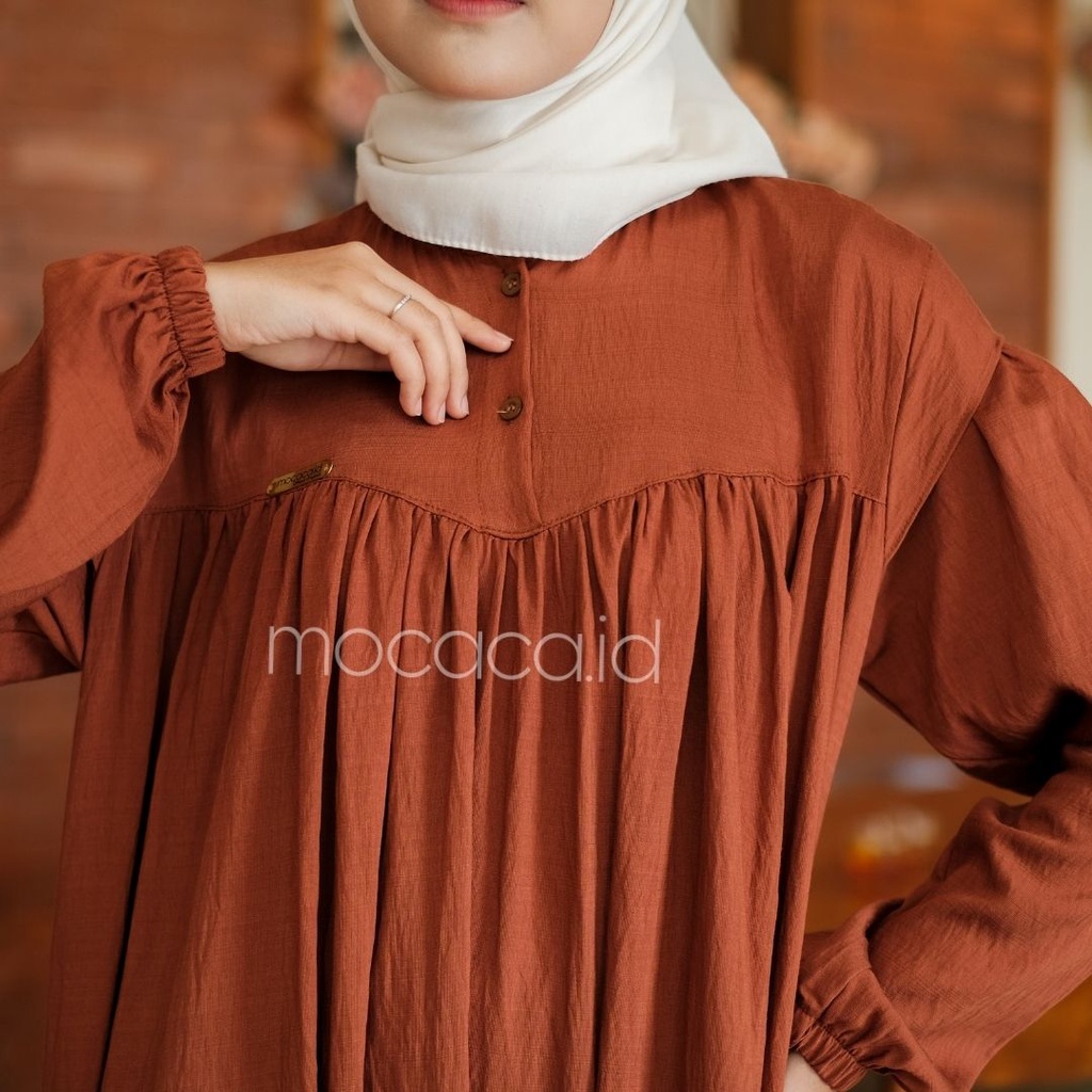 Gamis Lebaran Yumna Dress dari bahan Polo linen kancing busui friendly ada variasi remple di pundak dan rok saku lengan karet - teracota merah bata