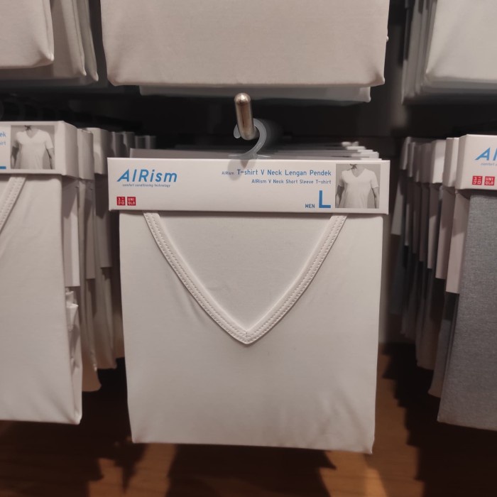 Best Seller Uniqlo Men Airism Tshirt V Neck Lengan Pendek