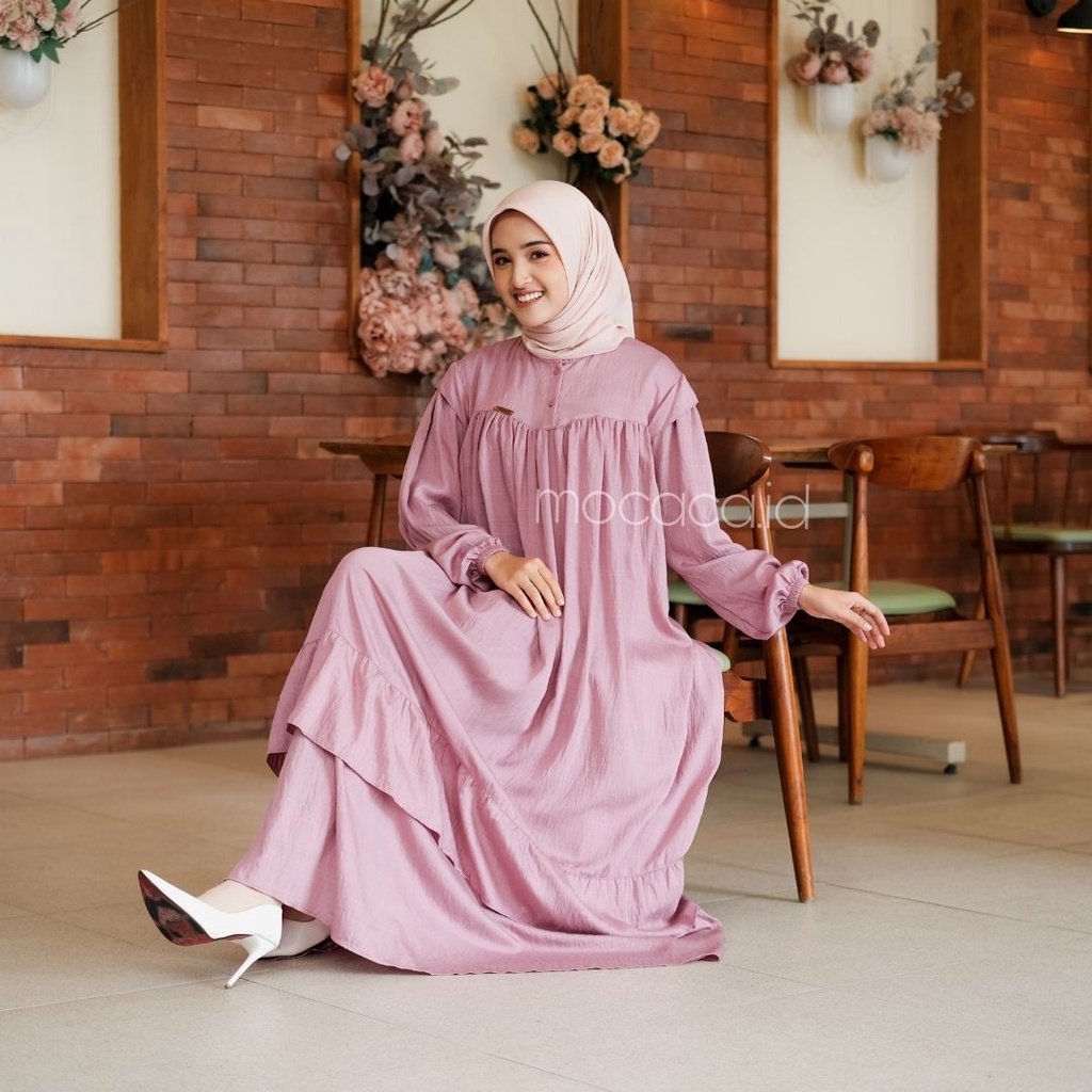 Gamis Lebaran Yumna Dress dari bahan Polo linen kancing busui friendly ada variasi remple di pundak dan rok saku lengan karet - baby pink rose