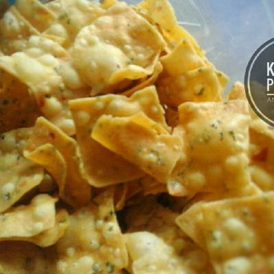 

pangsit bawang /pangsit seledri rasa kres renyah gurih (packing kardus)