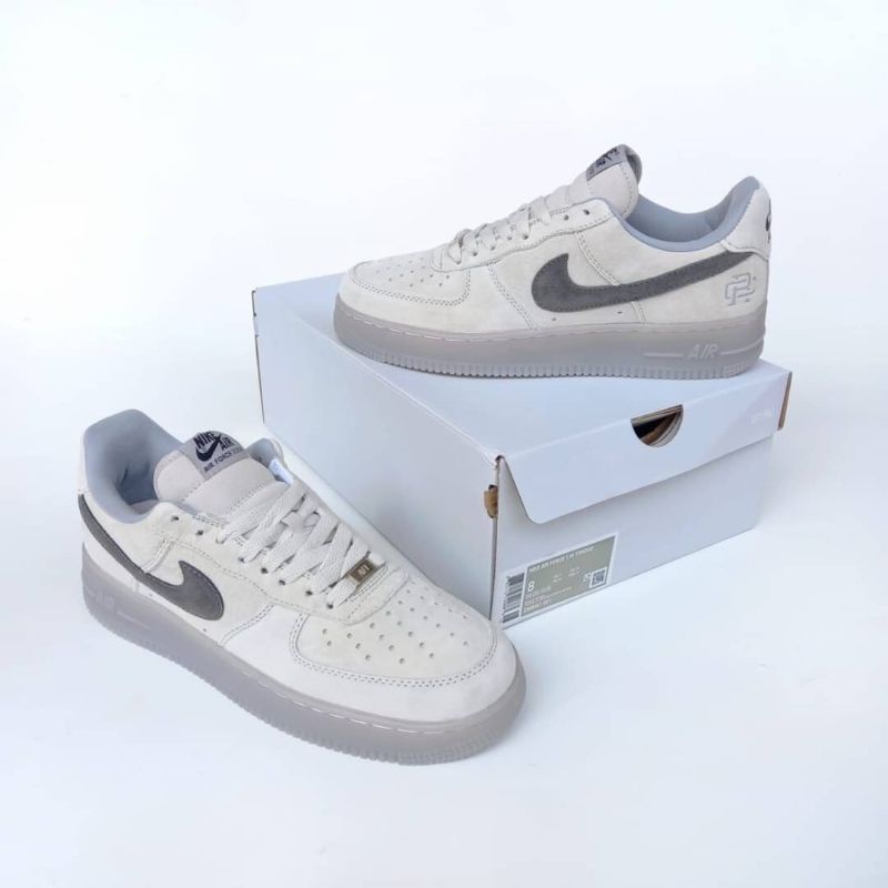 *NIKE AIR FORCE 1 LOW REIGNING CHAMP GREY*