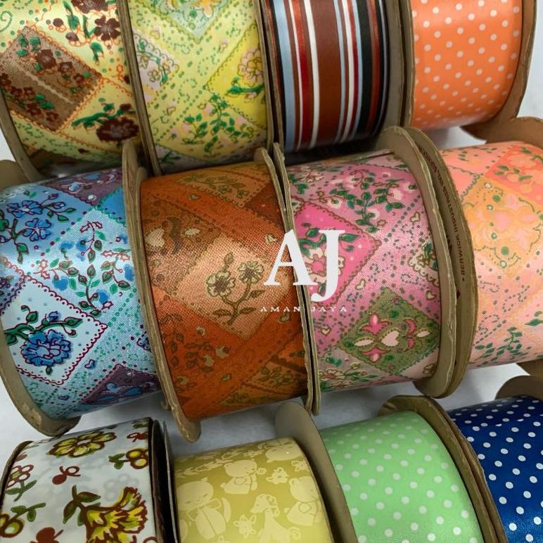 

PITA KADO MOTIF BUNGA BINATANG GARIS POLKADOT FLOWER RIBBON 3,5 CM (25 YARD) .