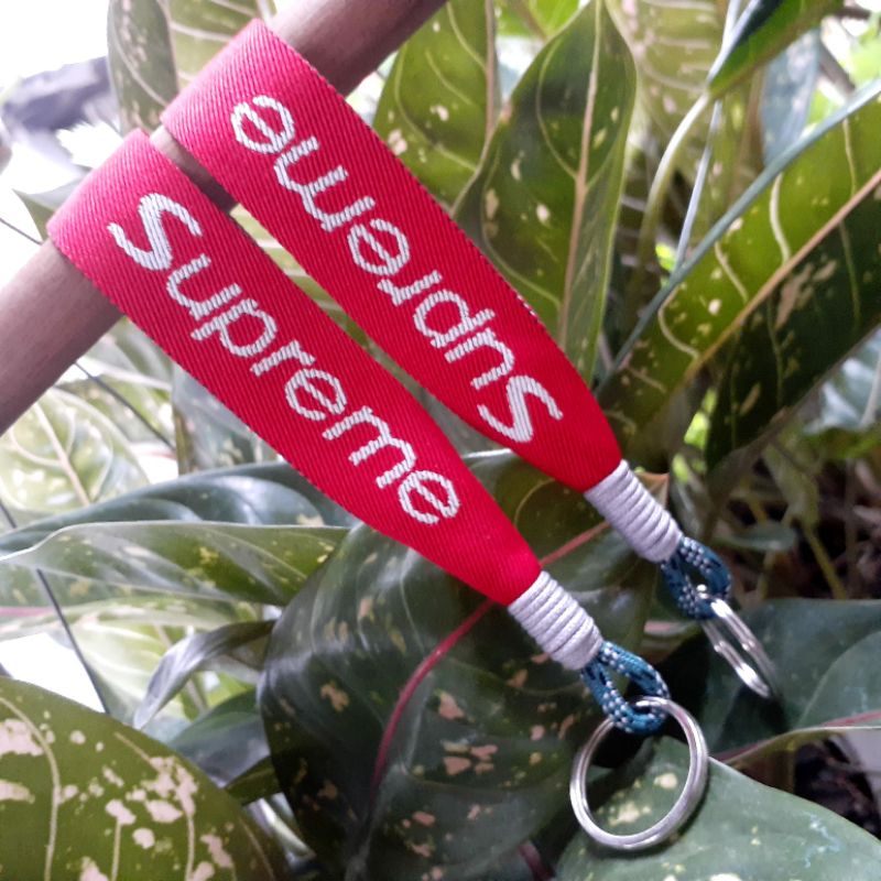 Keychain Supreme Gantungan Kunci Hp Lanyard Cocok Untuk Pria Dan Wanita