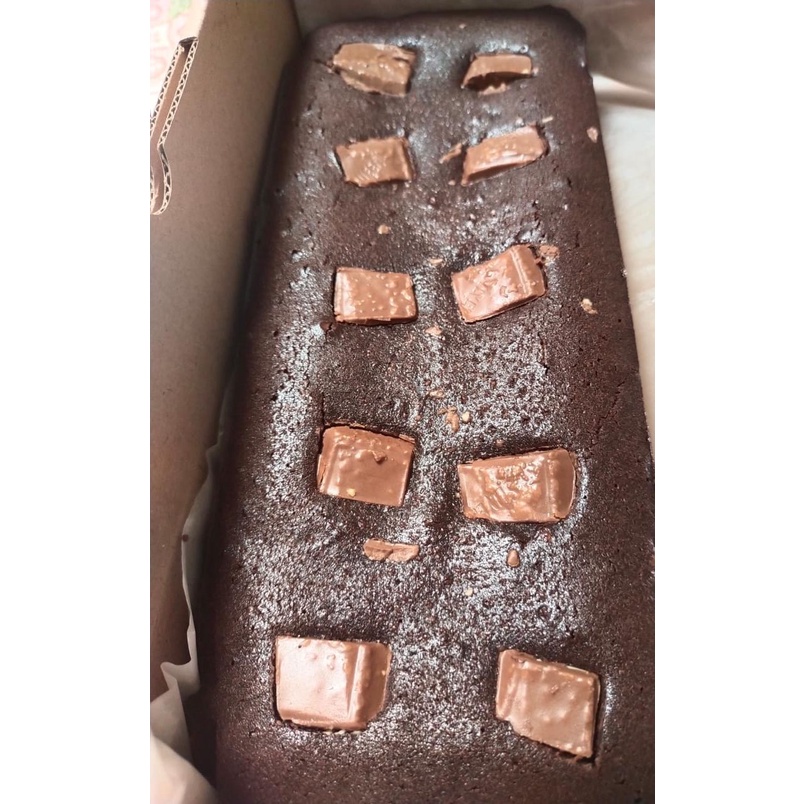 

Fudgy Brownies Panggang Ukuran 20X10 Topping Silver Quen