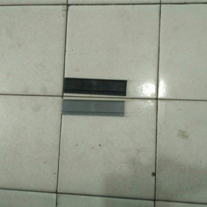 

Cemerlang White Board Gantung Single Face Non-Magnet size 60 x 90 cm.