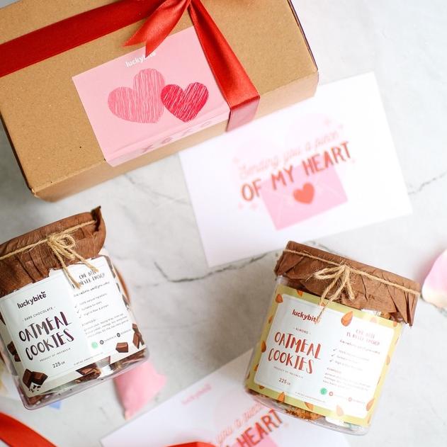 

◄ Valentine Hampers / Hampers Valentine / Kado Valentine / Valentine's Gift - Oatmeal Cookies 2 Jar + FREE Greeting Card + Pita ♂