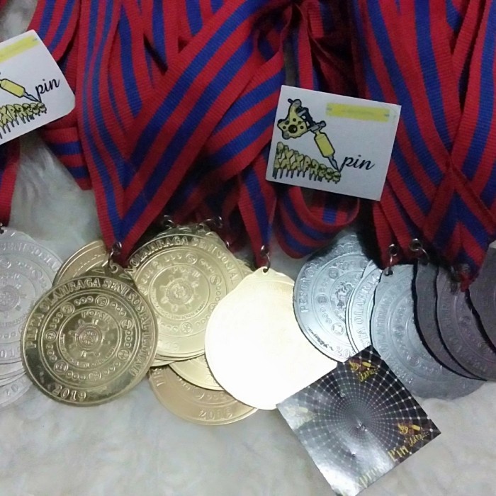 Medali Kuningan Custom Wisuda/Medali Kuningan Ecing