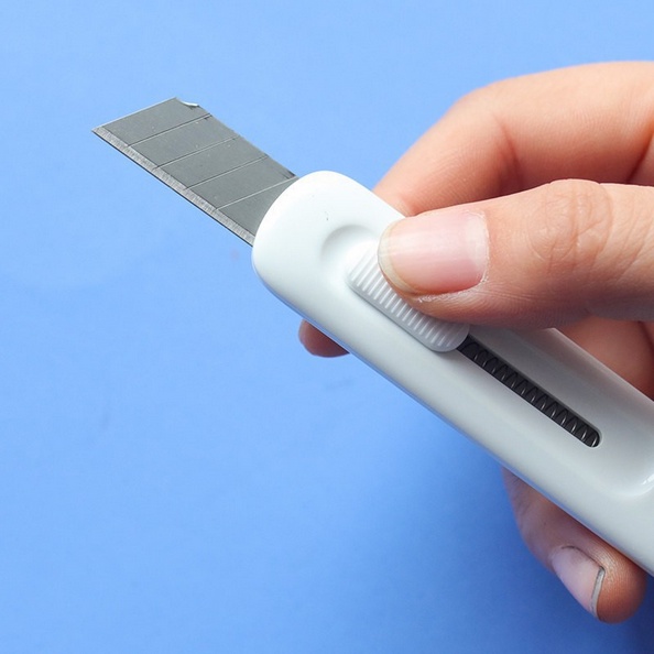 

Cutter Mini Deli Cutter Porteble yang Mudah Dibawa Kemana Saja dan Pas Digenggaman 2079