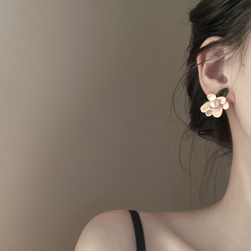 【COD】Baroque Vintage Anting Perasaan Premium Bunga fashion fresh temperament earrings shiny  flower earrings anting