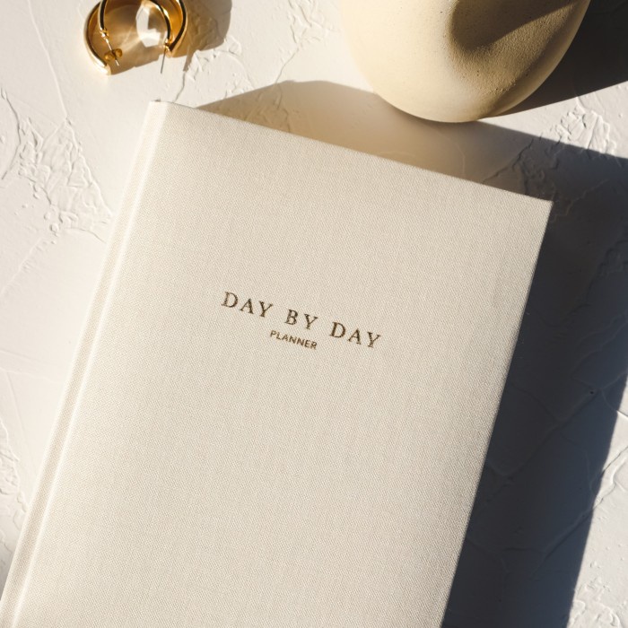 

Terlaris Day By Day Planner Limited Edition ( Linen Cover )