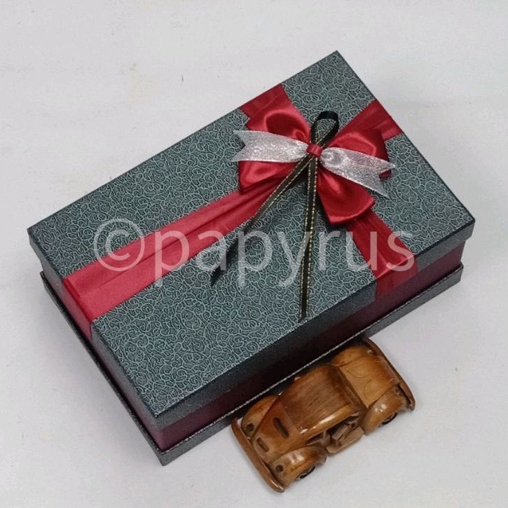 

PAPYRUS Sandwich 17,5x27,5 Tinggi 10cm Kotak Kado Gift Box Hadiah