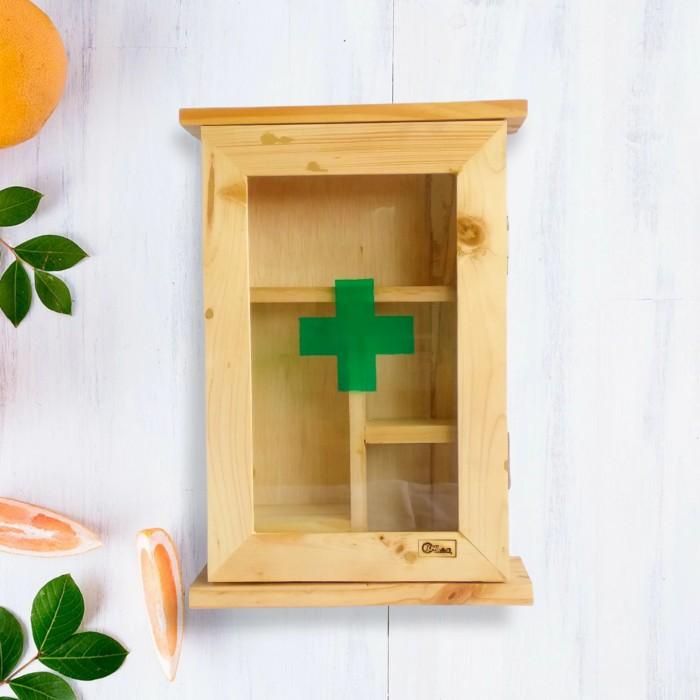 Kotak P3K kayu klasik