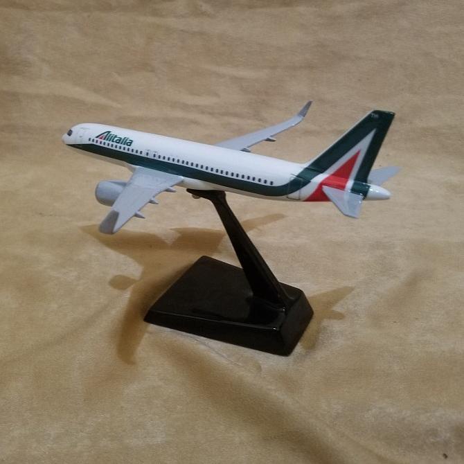 Miniatur Pesawat A320 Alitalia