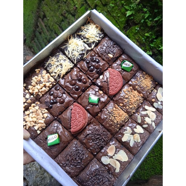 

Fudgy Brownies Shiny Chrust Premium 20x20