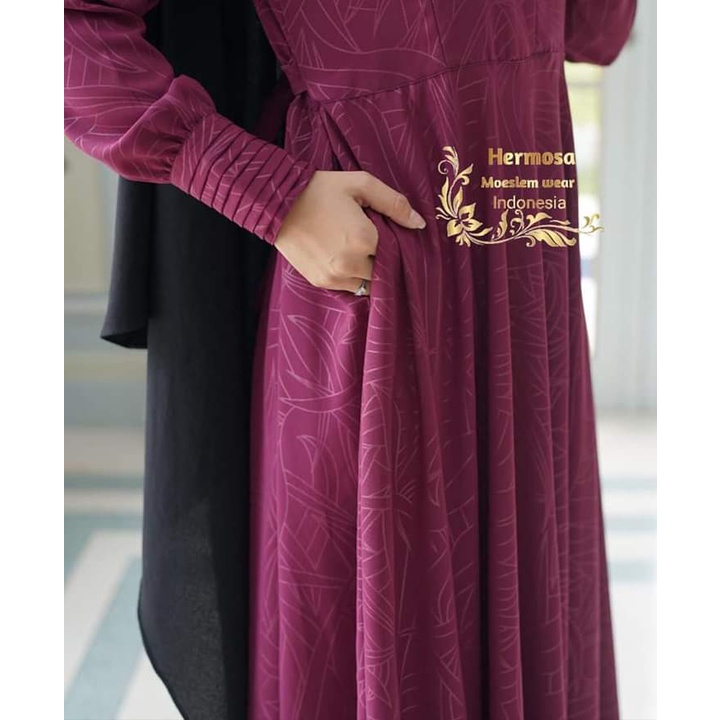 [Gamis Hermosa] Gamis Hermosa embos motif abstrak warna burgundi-gamis embos motif abstrak burgundi