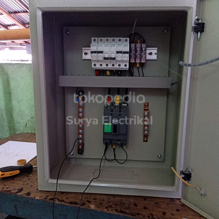 panel listrik 3 phase /panel pembagi 3 phase 40x50 indor