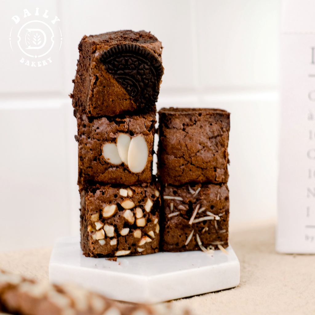 

Brownies Premium Best Seller Daily Bakery 20cm x 10cm x 3cm / oleh-oleh solo / jajan viral / hampers / hampers valentine / kuliner solo / kuliner jogja / bingkisan / kado / kado valentine / valentine / kuliner / kue