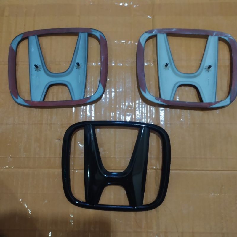 logo depan Honda BRIO warna hitam dan merah
