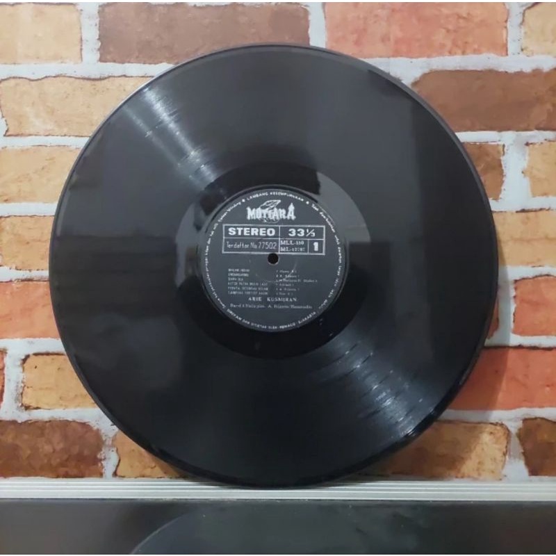 Vinyl Piringan Hitam 12 inch Arie Kusmiran-Tersenjum Seorang Diri