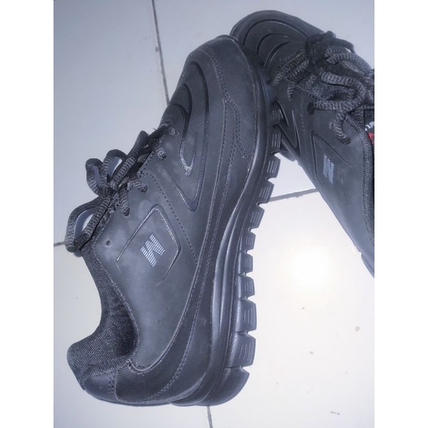 Wukira Sepatu pria wanita hitam-hitam