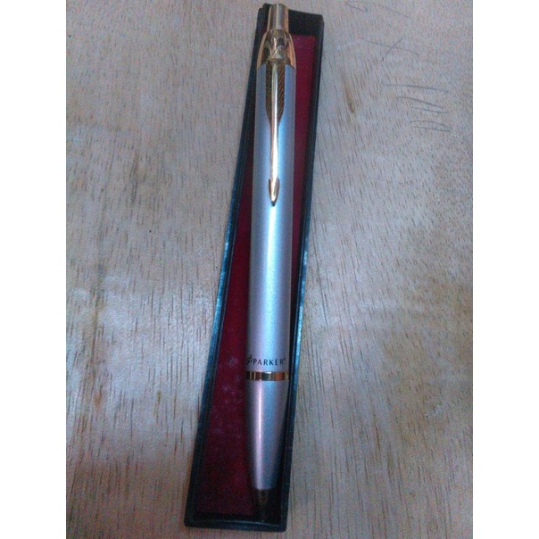 

Pulpen model Parker