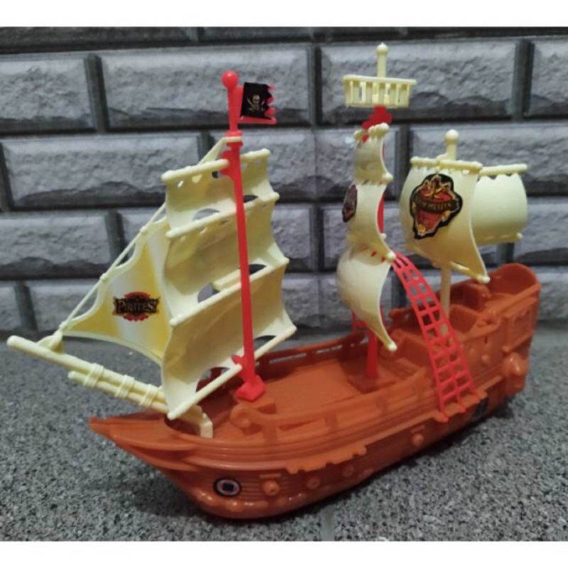 MAINAN PERAHU KAPAL LAUT BAJAK LAUT