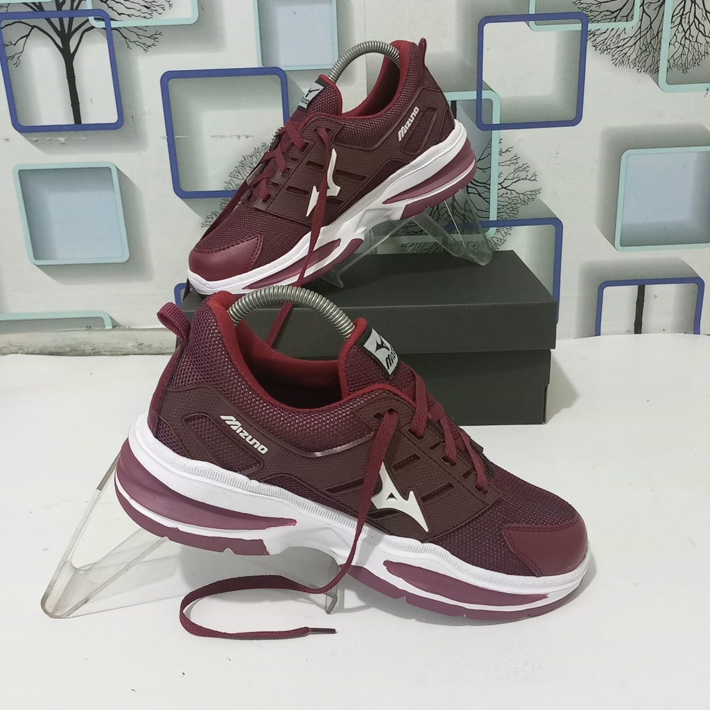 sepatu olahraga mizuno warna merah lis putih/sepatu running/sepatu tenis badminton/sepatu jogging te