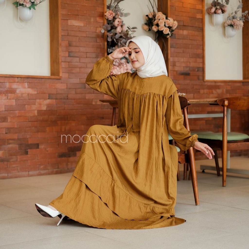 Gamis Lebaran Yumna Dress dari bahan Polo linen kancing busui friendly ada variasi remple di pundak dan rok saku lengan karet - kuning mustard yellow