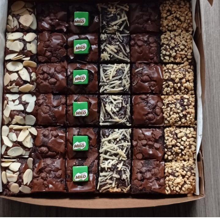 

✴ BROWNIES 20x20 cm (Free kartu ucapan) ➼