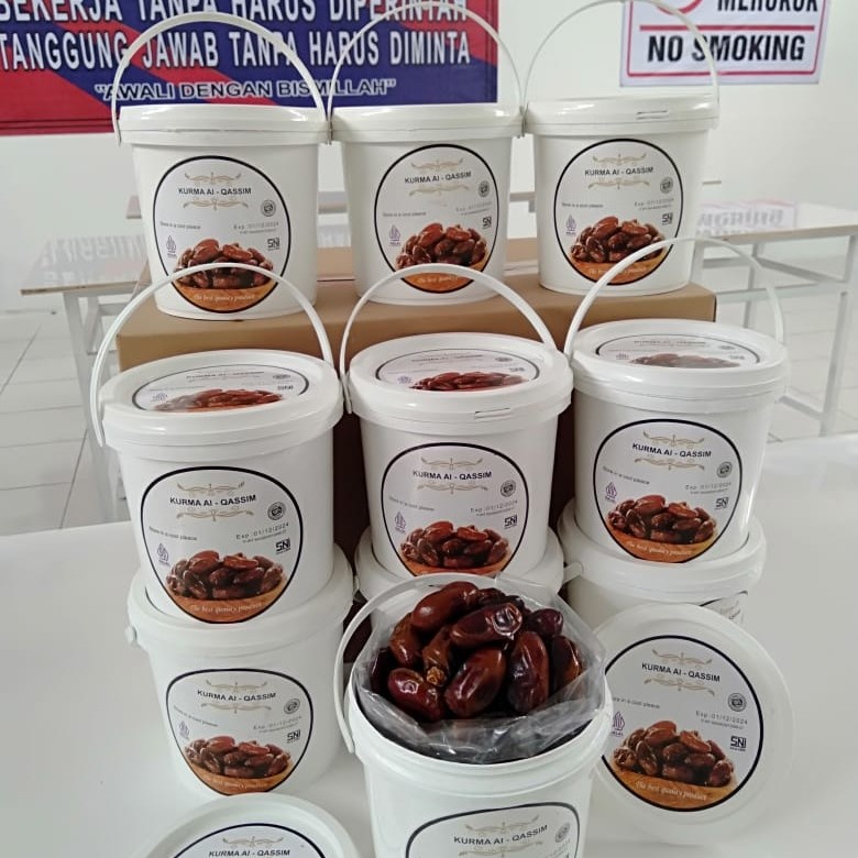 

POJ Kurma Al-QASSIM Kemasan Ember Berat Bersih 500gram Kurma AL-QASSIM