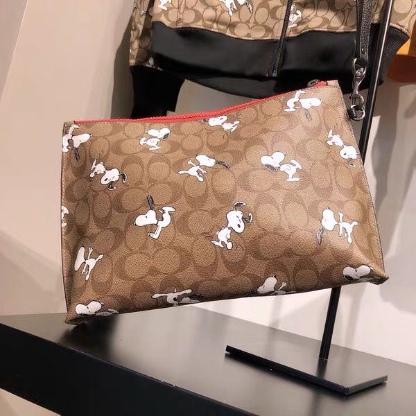 （Shopee live）5734-8 COACH  5734  Men's classic logo PEANUTS CARRYALL handbag armpit bag, Snoopy series  snb