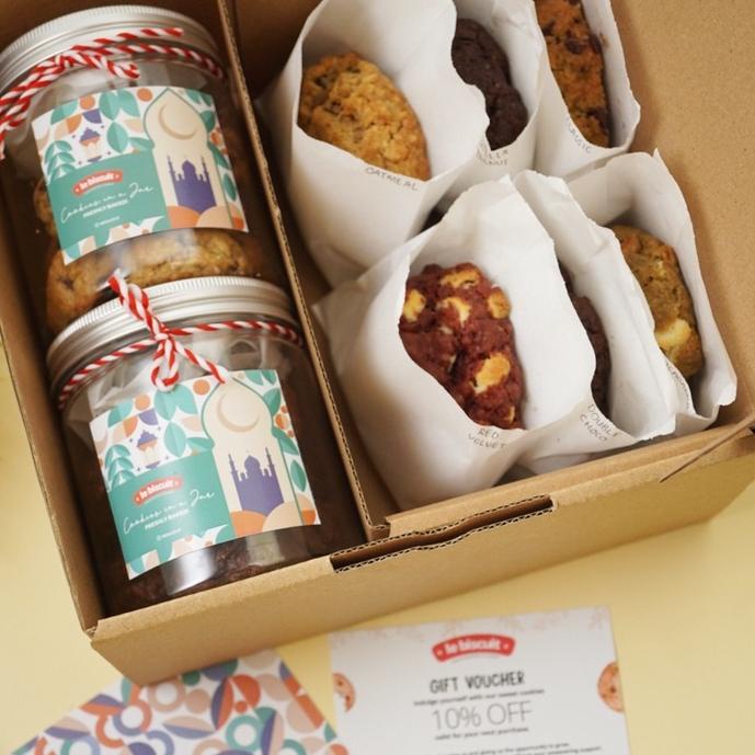 

Le Biscuit Parcel Hampers Lebaran Idul Fitri - 6 Giant Cookies + 2 Jar