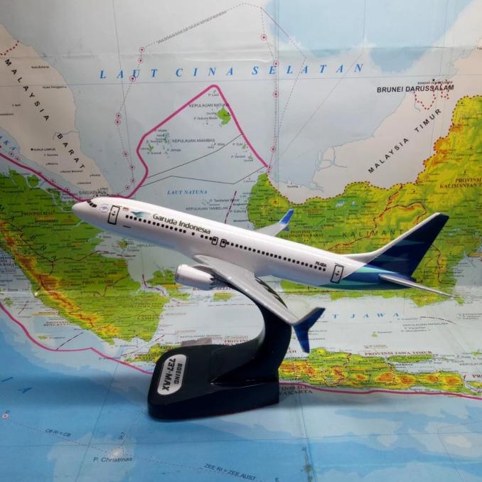 Miniatur Diecast Pesawat Garuda Indonesia 737 Max Skala 1:150 (18Cm