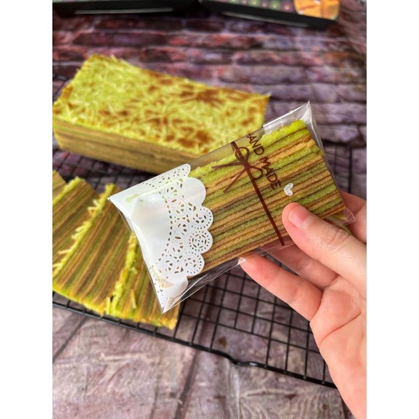 

RB lapis legit slice isi 3 pcs (rasa bisa di notes ) pilih rasa : lapis premium / keju / pandan/