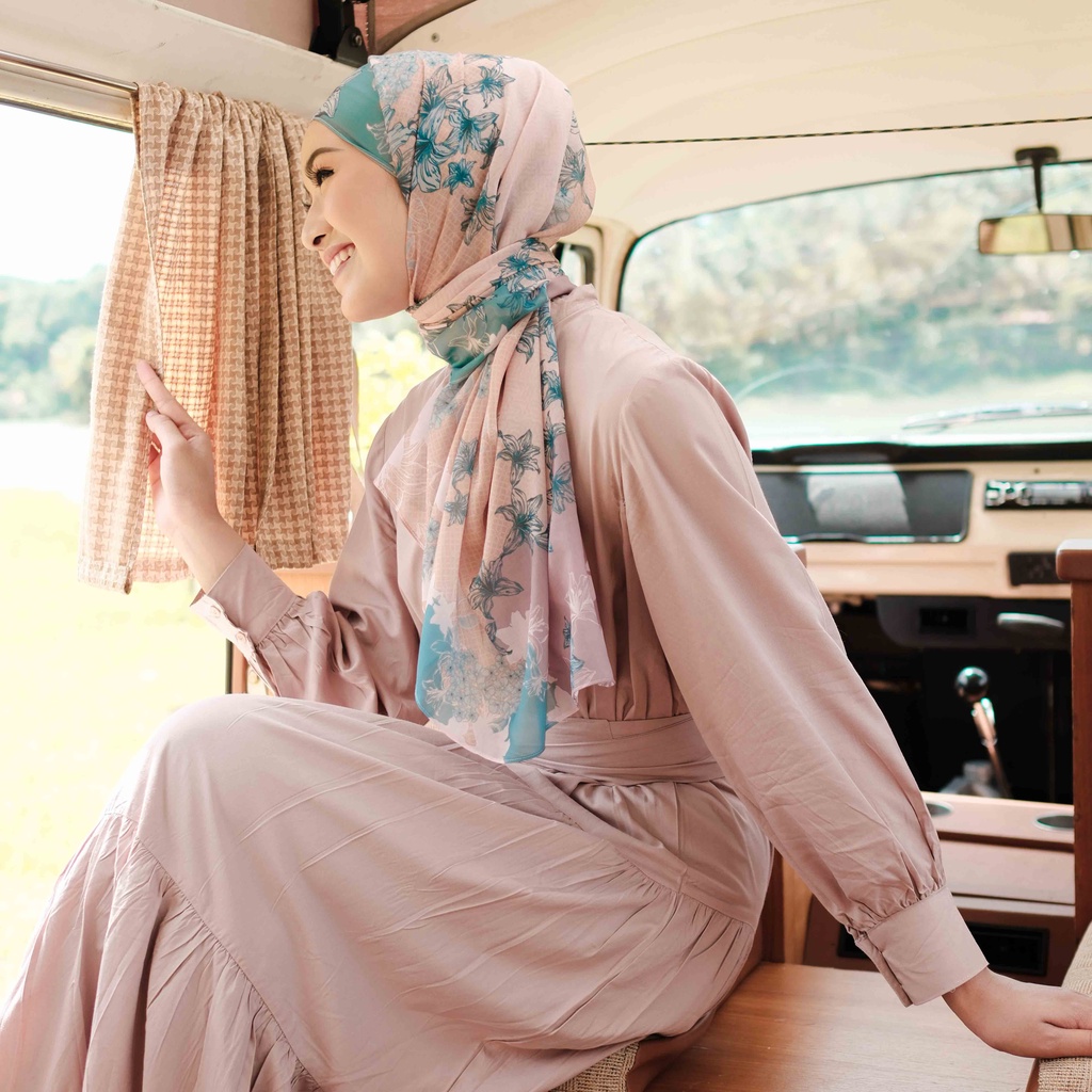 ALIF HIJAB SEGI EMPAT MOTIF PARIS PREMIUM KOREA - MILKY WAY IN APRICOT ( SPR-D4-004 )