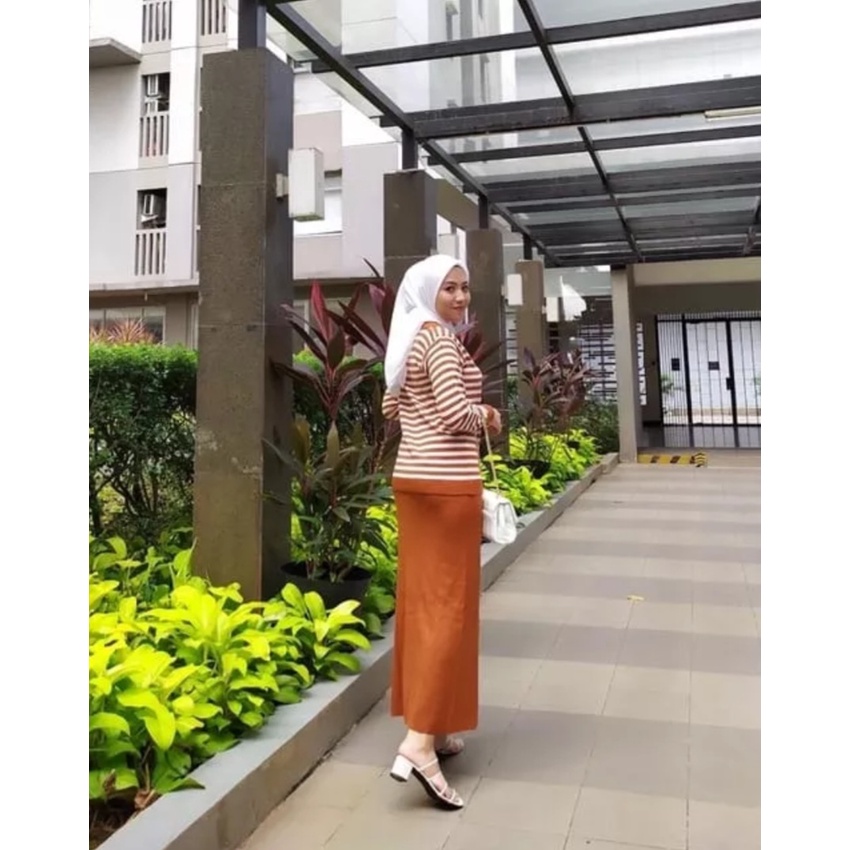Setelan Wanita Baju Dan Rok Motif Salur bahan Rajut
