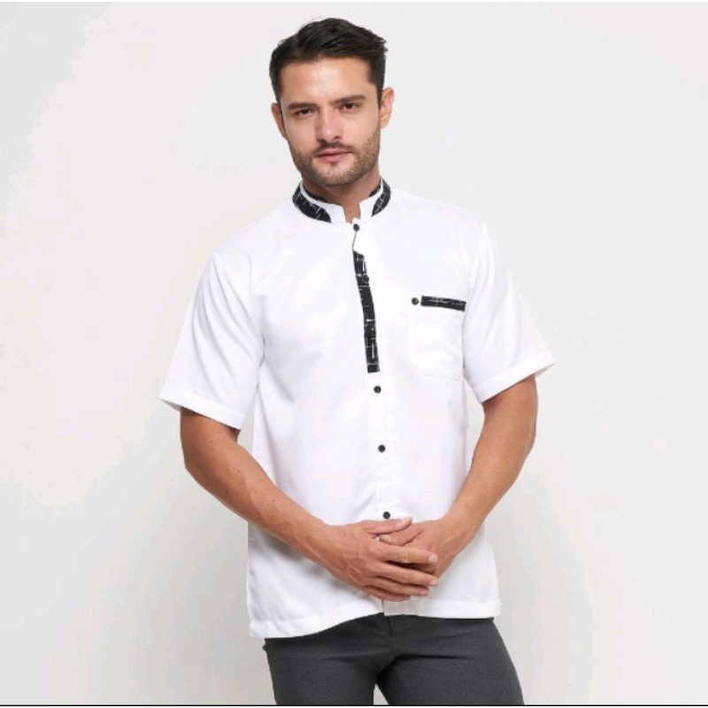 baju koko pria kombinasi batik lengan pendek putih.