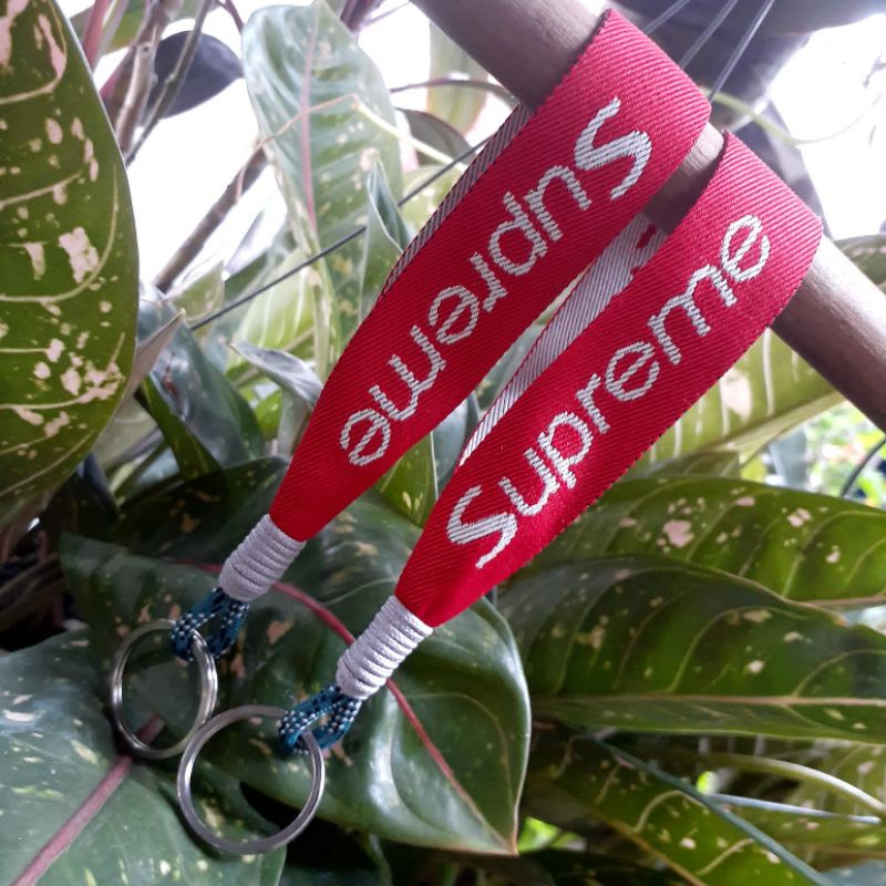 Keychain Supreme Gantungan Kunci Hp Lanyard Cocok Untuk Pria Dan Wanita